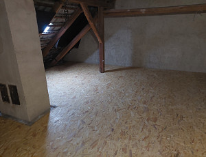 Zateplení stropu zděného rodinného domu pomocí foukané izolace